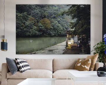 Regentag in einem Restaurant in Arashiyama in Kyoto von Mickéle Godderis