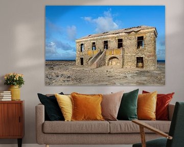 Altes baufälliges historisches Gebäude als Ruine an der Küste von Bonaire von Ben Schonewille