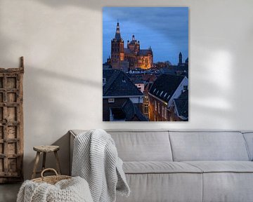 De mooie Sint Jan kerk in Den Bosch tijdens het blauwe uur. van Jos Pannekoek