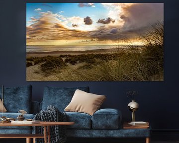 Coucher de soleil sur la plage et les dunes de Maasvlakte sur Marjolein van Middelkoop