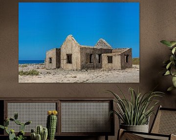 Oud historisch huis als ruïne aan de kust van Bonaire