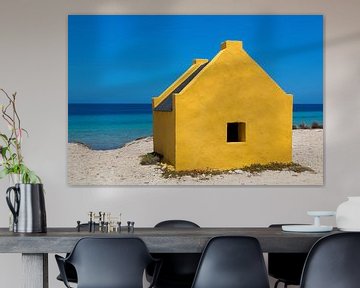 Gelbes Sklavenhaus am Strand am Meer vor der Insel Bonaire