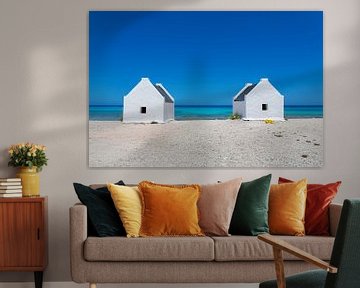Zwei weiße Sklavenhäuser am Meer vor der Insel Bonaire von Ben Schonewille