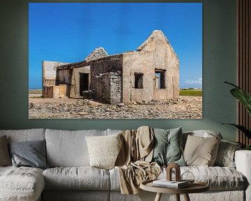 Oud historisch huis als ruïne aan kust van eiland Bonaire van Ben Schonewille