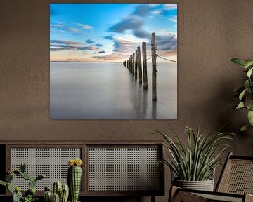 Lange Belichtungsstangen im Sonnenuntergang im Meer von Marjolein van Middelkoop