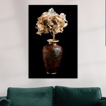 Dried flowers in a brown vase