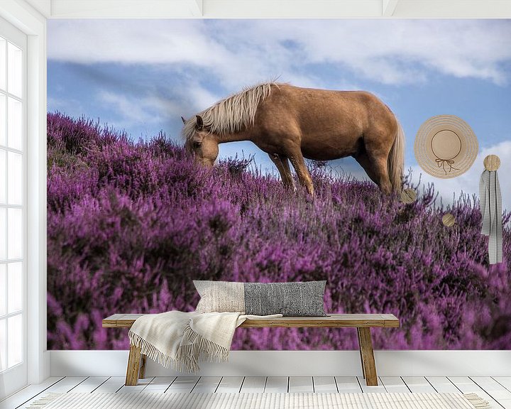 Sfeerimpressie behang: Bloeiende heide met paard van Hans Hoekstra
