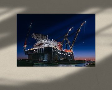 Sleipnir het grootste kraanschip van de wereld  In Rotterdam bij zonsondergang