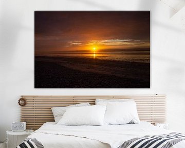 coucher de soleil sur la plage et le soleil juste au-dessus de l'horizon sur Marco Leeggangers
