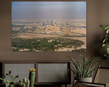 Uitzicht over woestijnstad Dubai van Edsard Keuning