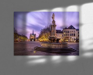 Platz De Brink in Deventer mit Museum De Waag und Brunnen von VOSbeeld fotografie