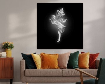 Engel aus Rauch vor schwarzem Hintergrund von Atelier Liesjes