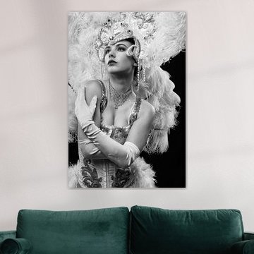 Burlesque sexy Showgirl als Pinup in Schwarz-Weiß mit schönen Details von Atelier Liesjes