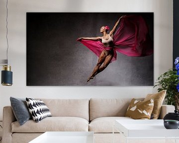 Fliegende Tänzerin vor dunklem Hintergrund von Atelier Liesjes
