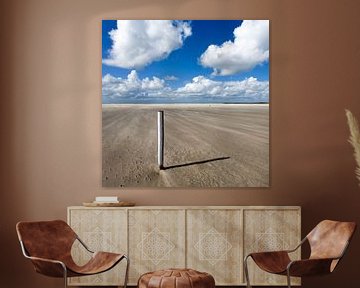 Einsamer Pfahl am Strand des Hors auf Texel von Hans Kwaspen