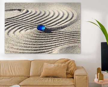 Sporen in het zand met blauwe steen van Karina Baumgart