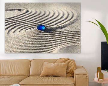 Sporen in het zand met blauwe steen