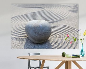 Stein auf Linien im Sand von Karina Baumgart