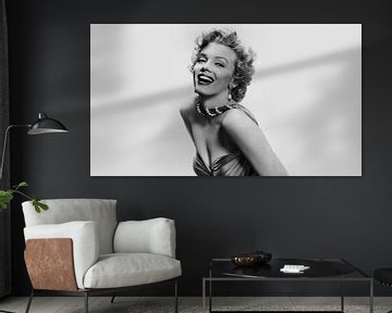 Marilyn Monroe, de pinup in zwartwit kijkt lachend in de camera van Atelier Liesjes