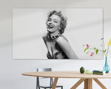 Marilyn Monroe, das Pinup in Schwarz-Weiß sieht lachend in die Kamera von Atelier Liesjes
