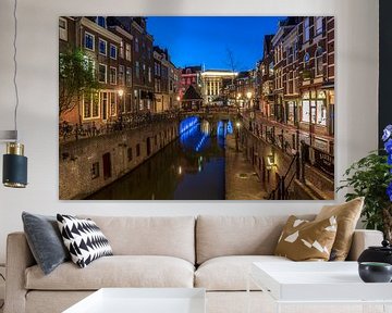 Oudegracht, Vismarkt met Kanisbrug en Stadhuis in avondsfeer Utrecht van Russcher Tekst & Beeld