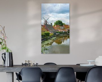 De Nederlandse windmolen in het Groningse dorp Winsum en de rivier van Visiting The Dutch Countryside