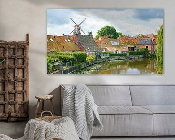 Die niederländische Windmühle im Groninger Dorf Winsum und der Fluss von Visiting The Dutch Countryside