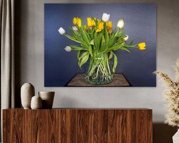 Bouquet de printemps ; un bouquet de tulipes jaunes et blanches en pleine floraison sur Atelier Liesjes