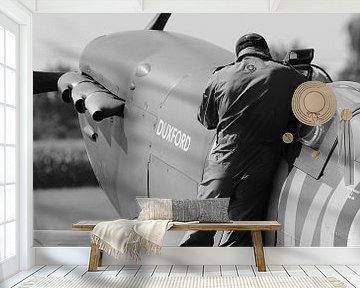 Piloot en zijn spitfire vliegtuig zwart wit van Bobsphotography