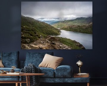 Vue du lac vert à Snowdonia, au Pays de Galles - tirage photo