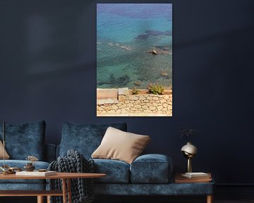 Banc et mur de pierre sur la mer Méditerranée sur Bobsphotography