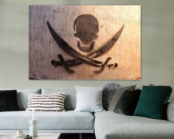 Piratenzeichen mit Totenkopf auf Holzfass von Bobsphotography