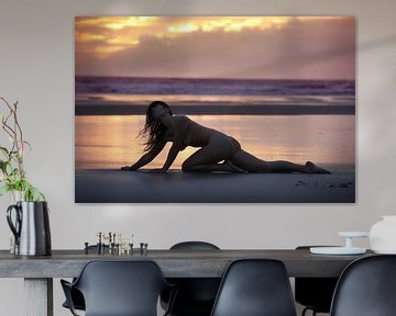 Nackter Untergang mit sexy Nacktmodel als Pinup am Strand von Atelier Liesjes