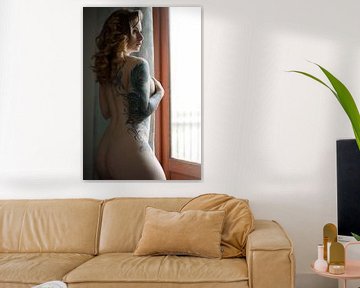 tätowiertes sexy Aktmodell vor einem Fenster von Atelier Liesjes