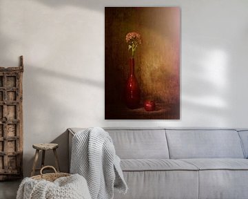 Rotes Stilleben mit roter Vase, roter Apfel, rote Blume von Saskia Dingemans Awarded Photographer