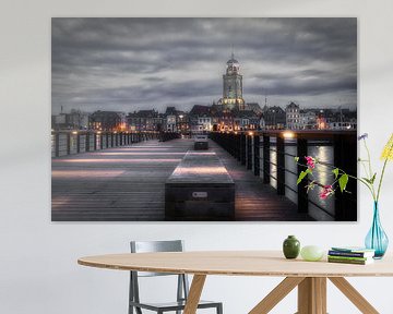 De Deventer skyline vanaf de pier met de Lebuïnuskerk in zwart-wit van Jaimy Leemburg Fotografie