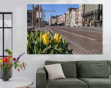 Damrak straat in Amsterdam tijdens een zonnige ochtend van Sjoerd van der Wal