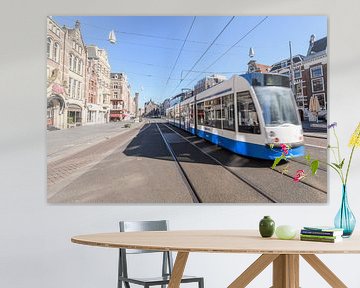 Rokin met een passerende tram in Amsterdam van Sjoerd van der Wal