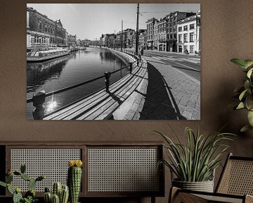 Rokin straat en gracht in Amsterdam tijdens een zonnige ochtend in zwart wit van Sjoerd van der Wal