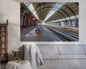 Bijna verlaten Amsterdam Centraal station in Amsterdam van Sjoerd van der Wal