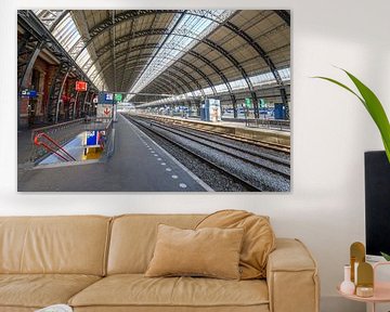 La gare centrale d'Amsterdam, presque déserte, à Amsterdam sur Sjoerd van der Wal Photographie