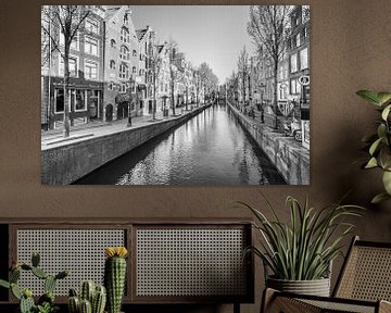 Oudezijds Achterburgwal op De Wallen in Amsterdam van Sjoerd van der Wal
