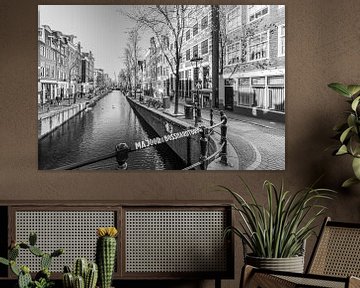 Oudezijds Achterburgwal op De Wallen in Amsterdam van Sjoerd van der Wal