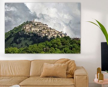landschap van dorpje in italie op de berg en in de wolken van wil spijker