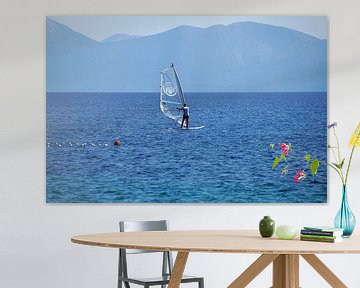 einsamer Windsurfer weiß in blauer Landschaft von wil spijker