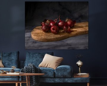 Stilleben von roten Zwiebeln auf einer Holzbohle mit dunklem Hintergrund von Wendy Verlaan