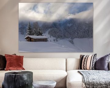 Berghut in de Sneeuw met openbrekende wolken