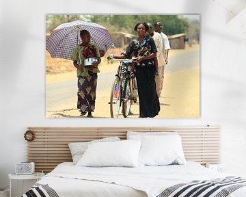 Menschen in Sambia gehen auf der Straße von Bobsphotography