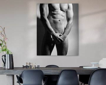 Sehr schöner nackter Mann mit muskulösem Körper. Bild in Schwarzweiß monochrom #E9988 von Photostudioholland