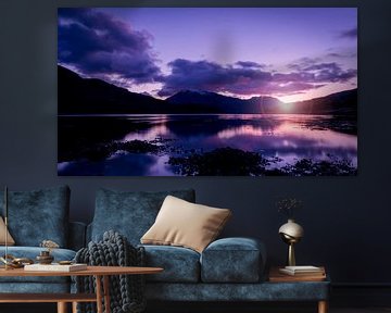 der Sonnenuntergang zwischen den Bergen im schottischen Hochland von Studio de Waay